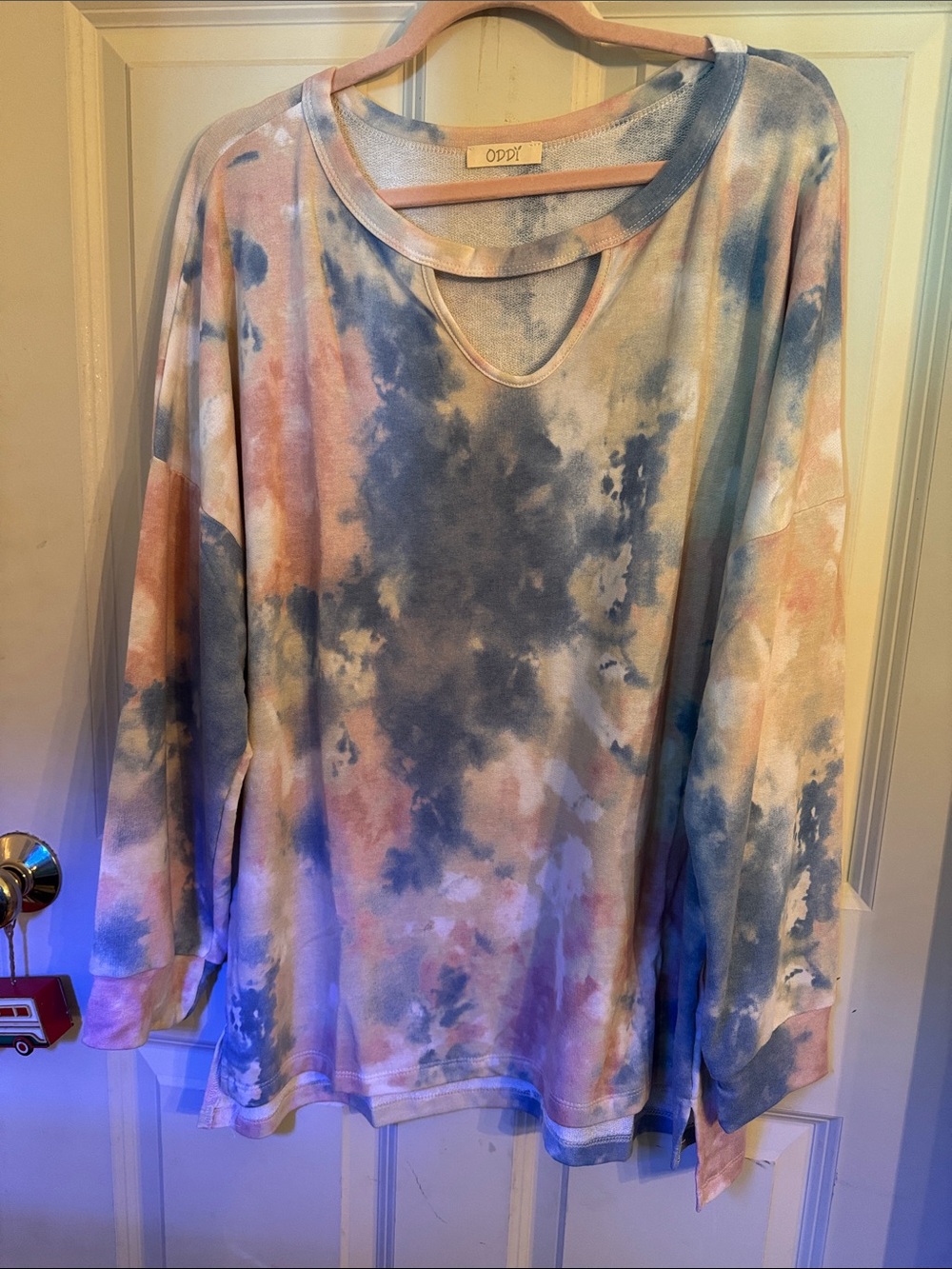 ODDY Women's Tie-Dye Long Sleeve Notch Pullover in Blue & Pink